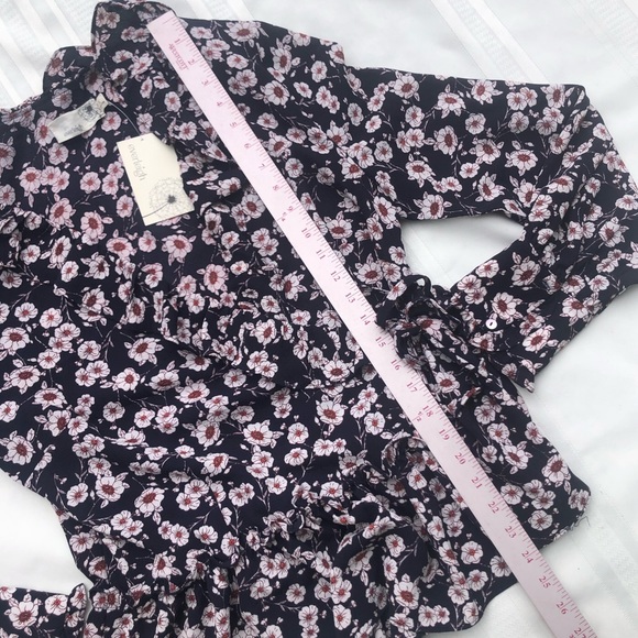 Everleigh floral blouse crossover wrap style women’s size large top - Picture 11 of 13